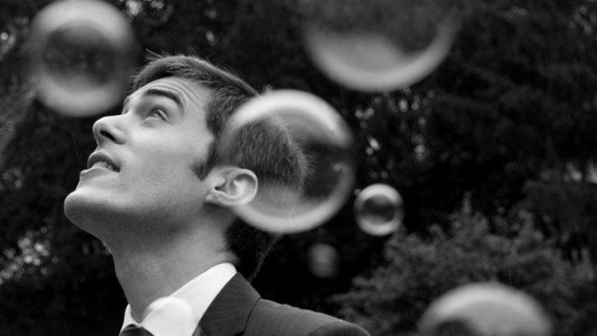 Le marié la tête dans les bulles